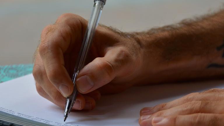 Persona escribiendo a mano