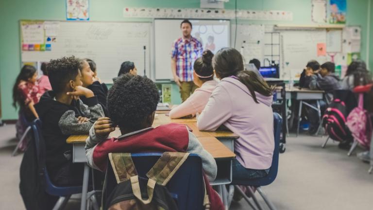 Estudiantes en un salón de clase