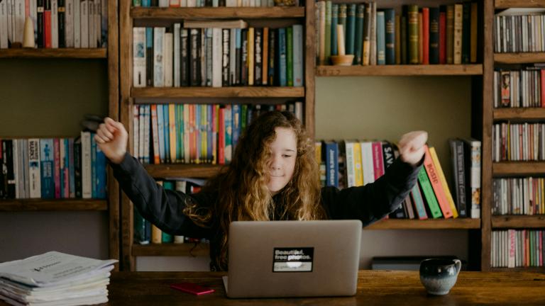 Mujer joven, estudiante en biblioteca