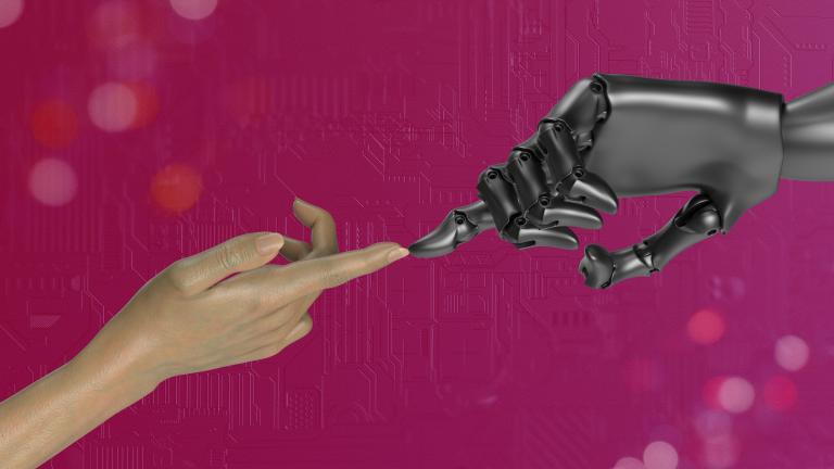 Imagen de mano humana en contacto con mano robótica sobre fondo fucsia.